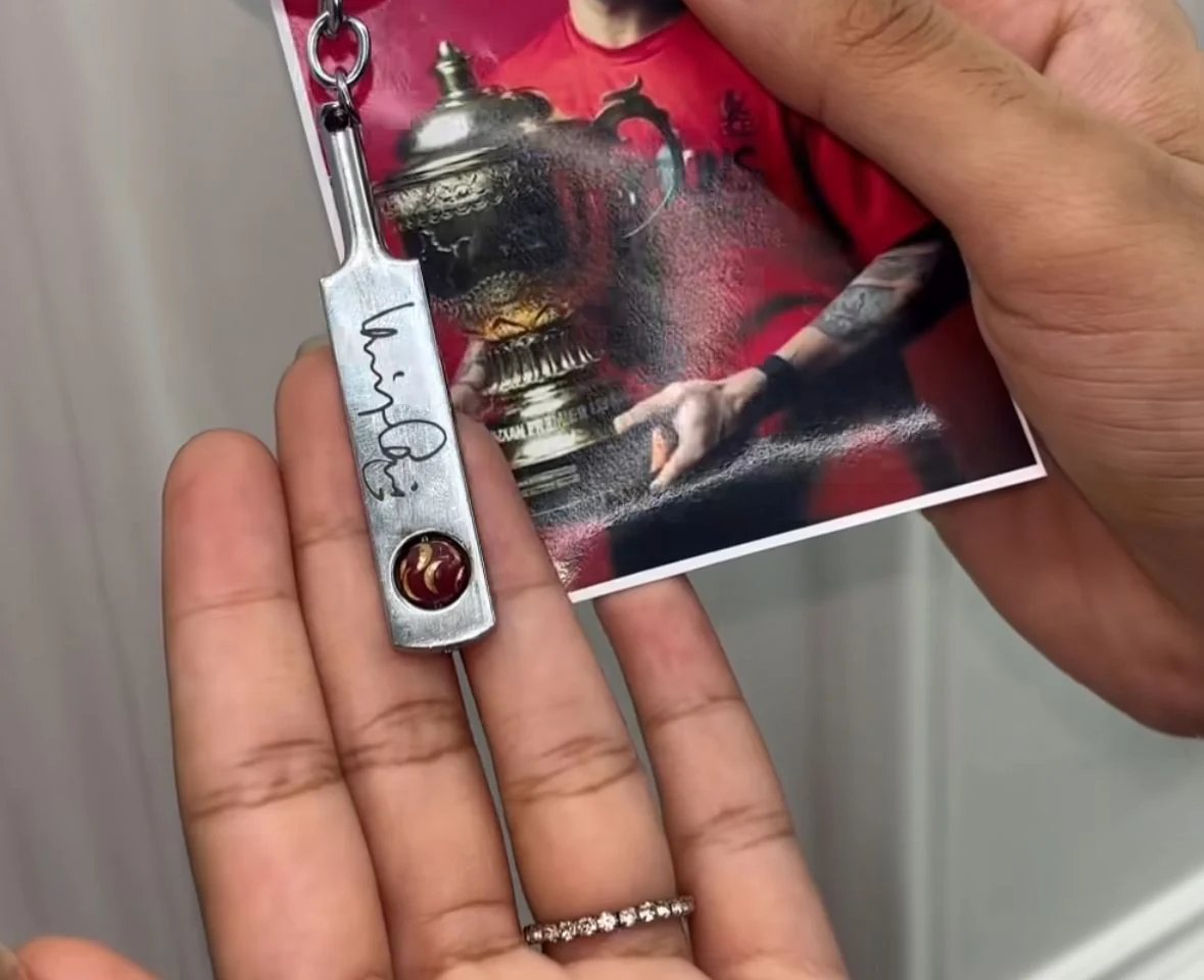 Cricketer Autograph Keychain - Image 2